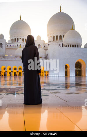 Frau Besuch der Großen Moschee in Abu Dhabi Stockfoto