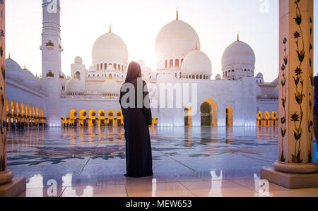 Frau Besuch der Großen Moschee in Abu Dhabi Stockfoto