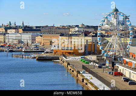 Blick vom Meer. Marktplatz, lutherischen Helsinki Dom (Tuomiokirkko), Finnair Sky Wheel (Riesenrad) Stockfoto