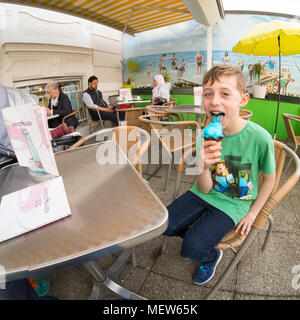 Junge, der ein blaues Eis in einer Eisdiele isst, Eissalon Ruckenbauer, Billrothstraße, Wien, Österreich Stockfoto