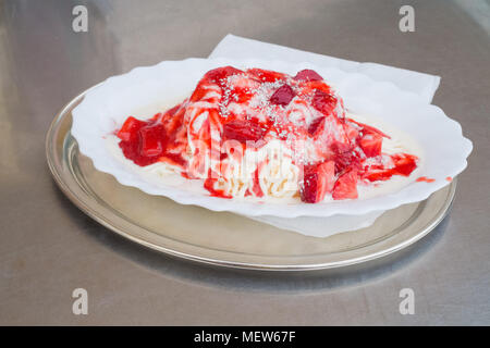 Spaghetti Eis mit Erdbeersauce, Eissalon Ruckenbauer, Eisdiele, Billrothstraße, Wien, Österreich, Europa. Stockfoto
