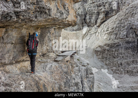 Bergsteiger Wandern auf schmalen Felsvorsprung geschützt durch die Via Ferrata Set. Stockfoto