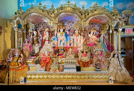 Der Altar mit großen Statuen des hinduistischen Götter und Göttinnen in der Shri Lakshmi Narayan Mandir Tempel in Richmond Hill, Queens, New York. Stockfoto