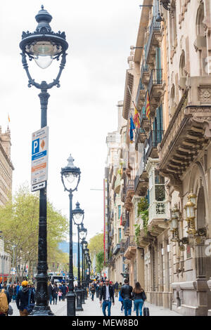 Eine Linie der Straße lampson eine Straße im Gotischen Viertel von Barcelona in Spanien. Stockfoto