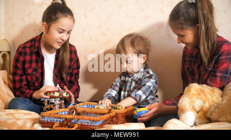 Cute little boy mit Spielzeug spielen auf dem Bett im Schlafzimmer Stockfoto