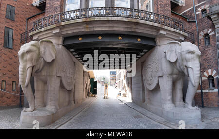 Der Elefant Gate (oder Elefantporten) an der ursprünglichen Carlsberg Werk in Kopenhagen, Dänemark. Stockfoto