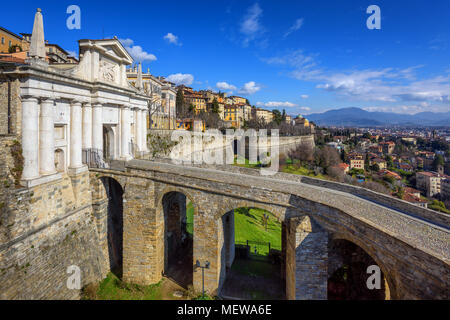 Brücke und Tor Porta San Giacomo auf der Stadtmauern der oberen Altstadt von Bergamo, Citta Alta, Italien Stockfoto