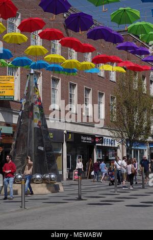 Die Exeter Riddle und farbenfrohen Frühling Sonnenschirme. Exeter High Street, Devon, Großbritannien. April, 2018. Stockfoto