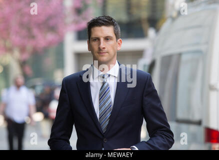 Dan Johnson, BBC Reporter, kommt an der High Court im Fall mit Cliff Richard, der Sie klagt wegen Verletzung seiner Privatsphäre nach einem Home-Raid. Stockfoto