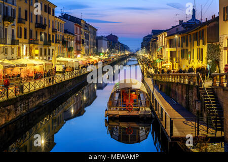 Stadt Mailand, Italien, Naviglo Canale Grande ist ein beliebtes beleuchtete am späten Abend Stockfoto