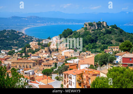 Begur Altstadt und Schloss mit Bucht von Estartit und Platja de Pals Sandstrand an der Costa Brava, Katalonien, Spanien Stockfoto