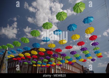 Die Exeter Riddle und farbenfrohen Frühling Sonnenschirme. Exeter High Street, Devon, Großbritannien. April, 2018. Stockfoto