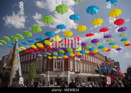 Die Exeter Riddle und farbenfrohen Frühling Sonnenschirme. Exeter High Street, Devon, Großbritannien. April, 2018. Stockfoto