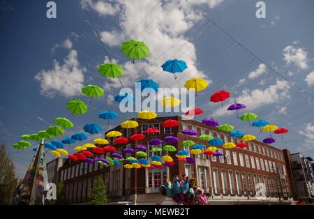 Die Exeter Riddle und farbenfrohen Frühling Sonnenschirme. Exeter High Street, Devon, Großbritannien. April, 2018. Stockfoto