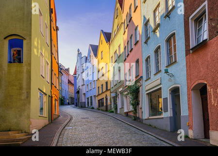 Traditionelle bunte gotischen Häusern auf einer schmalen Straße in der Altstadt von Landsberg am Lech in der Nähe von München, Bayern, Deutschland Stockfoto