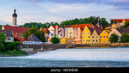 Bunten gotischen Häusern und Wasserfall in Landsberg am Lech Altstadt, Bayern, Deutschland Stockfoto