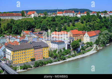 Burghausen Altstadt und Schloss auf der Salzach, Österreich, Deutschland. Burg zu Burghausen die längste Burg der Welt. Stockfoto