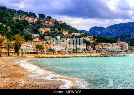 Port de Soller ist ein beliebter Badeort mit Sandstrand auf Mallorca, Balearen, Spanien Stockfoto