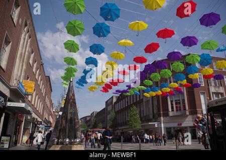 Die Exeter Riddle und farbenfrohen Frühling Sonnenschirme. Exeter High Street, Devon, Großbritannien. April, 2018. Stockfoto