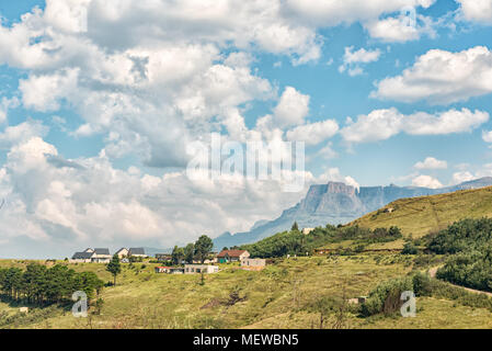 WITSIESHOEK, SÜDAFRIKA - 13. MÄRZ 2018: Die Witsieshoek Mountain Resort mit dem Eastern Buttress, Teufel Zahn und Zahnstocher in der Rückseite Stockfoto