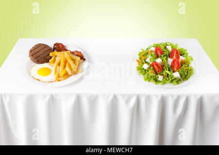 Kontrastierende gesund versus Junk Food Stockfoto