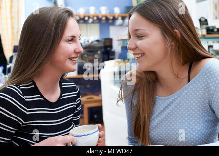Zwei weibliche Teenager Freunde treffen im Cafe Stockfoto