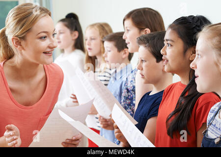 Kinder im Schulchor gefördert durch Lehrer Stockfoto