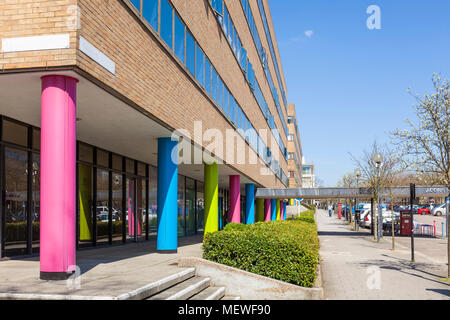 Milton Keynes Bürogebäude mit farbigen Säulen außen moderne Architektur England gb uk Europa Stockfoto