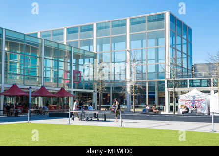 Milton Keynes England outdoor Tischtennis im Queens Court das Zentrum MK Milton Keynes Buckinghamshire England gb uk Europa Stockfoto