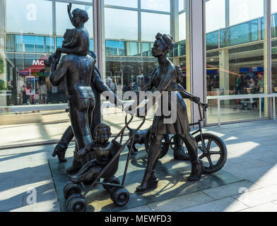 Vox Pop (Die Familie) Skulptur von John Klammern in Queens Court das Zentrum MK Milton Keynes gb uk Europa England Milton Keynes, England Stockfoto