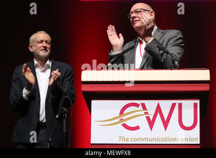 CWU-Generalsekretär Dave Ward (rechts) durch Labour Party leader Jeremy Corbyn, nachdem er eine Rede vor der Jahrestagung der Communication Workers Union (CWU) in Bournemouth Conference Center. Stockfoto