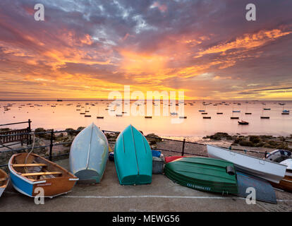 Seaview pink sunrise mit Boote am Ufer Stockfoto