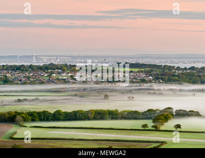 Misty Dawn über die Landschaft in Richtung Portsmouth von der Isle of Wight. Stockfoto