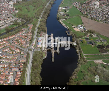 Luftaufnahme Blick nach Osten auf den Manchester Ship Canal am Broad in der Nähe von Manchester, Großbritannien Stockfoto