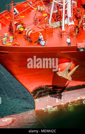 Red Tankschiff bug Detail mit Crew bei der Arbeit Stockfoto