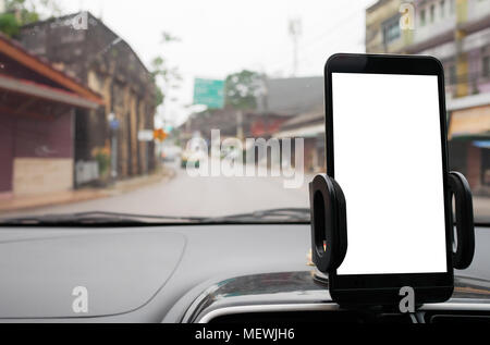 Ihr Smartphone Verwendung im Auto GPS Wegbeschreibungen zu Ihrem Ziel durch das Dorf zu erhalten. Smartphone ist leer. Stockfoto