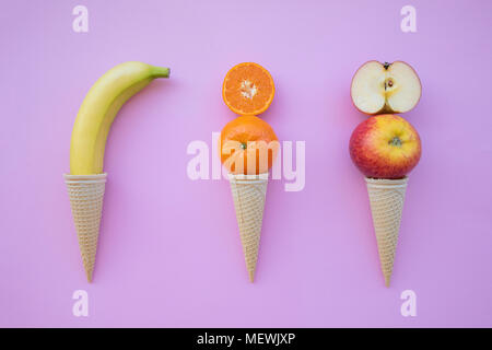 Frisches Obst auf Eis auf rosa Hintergrund Stockfoto