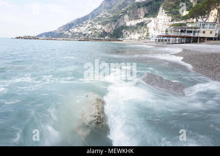 Gezeiten- Bewegung mit einer langen Verschlusszeit erfasst, Amalfi, Salerno, Italien Stockfoto