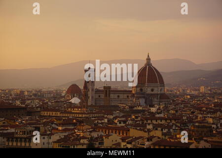 Aussicht auf den Sonnenuntergang über der Stadt Florenz von der Piazzale Michelangelo, Florenz, Italien Stockfoto