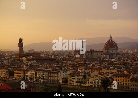 Aussicht auf den Sonnenuntergang über der Stadt Florenz von der Piazzale Michelangelo, Florenz, Italien Stockfoto