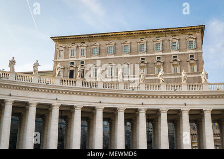 Im Apostolischen Palast und das Fenster für den Papst beim Angelusgebet oberhalb der Kolonnade von Sankt Peter im Vatikan Stockfoto