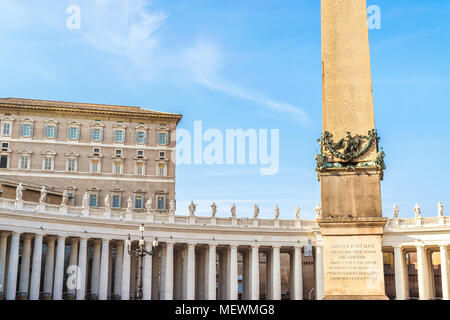 Im Apostolischen Palast und das Fenster für den Papst beim Angelusgebet oberhalb der Kolonnade von Sankt Peter im Vatikan und der Obelisk Stockfoto