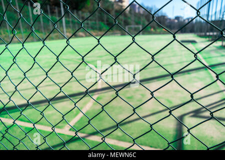 Ein Fußballfeld durch das Metall Zaun, Zäune zu sehen Stockfoto