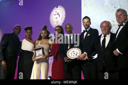 Familie Mitglieder sammeln die PFA Merit Award, nachdem sie posthum zu Cyrille Regis während der 2018 PFA Auszeichnungen im Grosvenor House Hotel, London vergeben wird. PRESS ASSOCIATION Foto. Bild Datum: Sonntag, 22. April 2018. Siehe PA-Geschichte FUSSBALL PFA. Photo Credit: Steven Paston/PA-Kabel Stockfoto