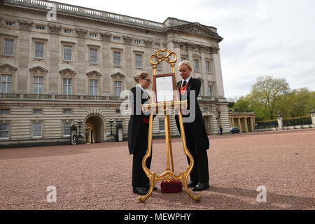 Senior lackei Olivia Smith (links) und lackei Heather McDonald einen Hinweis auf eine Staffelei in den Vorplatz der Buckingham Palace in London offiziell die Geburt eines Jungen an den Herzog und die Herzogin von Cambridge im St. Mary's Hospital bekannt. Stockfoto