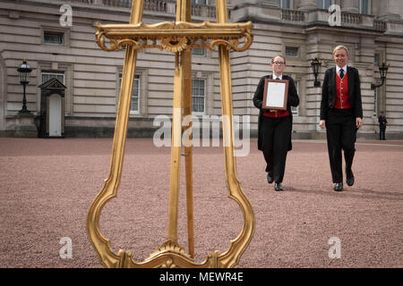 Senior lackei Olivia Smith (links) und lackei Heather McDonald bereiten einen Hinweis auf eine Staffelei in den Vorplatz der Buckingham Palace in London, um offiziell die Geburt eines Jungen an den Herzog und die Herzogin von Cambridge im St. Mary's Hospital bekannt. Stockfoto