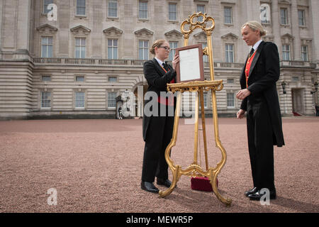 Senior lackei Olivia Smith (links) und lackei Heather McDonald einen Hinweis auf eine Staffelei in den Vorplatz der Buckingham Palace in London offiziell die Geburt eines Jungen an den Herzog und die Herzogin von Cambridge im St. Mary's Hospital bekannt. Stockfoto