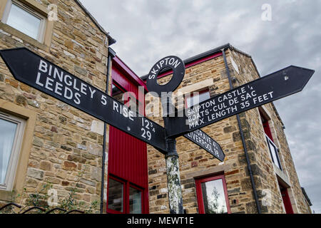 Finger post in Skipton, North Yorkshire, UK. Nach Reisezielen wie Bingley, Leeds und Liverpool, sowie Skipton Castle. Stockfoto