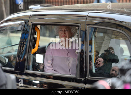 Eine waxwork von Königin Elizabeth II. wird hinter der Lindo Flügel im St. Mary's Hospital, Paddington, London in einem Taxi, wo die echten Monarch 6 Urenkel und ein jüngerer Bruder von Prince George und Prinzessin Charlotte am Montag geboren wurde. Stockfoto