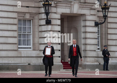 Senior lackei Olivia Smith (links) und lackei Heather McDonald bereiten einen Hinweis auf eine Staffelei in den Vorplatz der Buckingham Palace in London, um offiziell die Geburt eines Jungen an den Herzog und die Herzogin von Cambridge im St. Mary's Hospital bekannt. Stockfoto